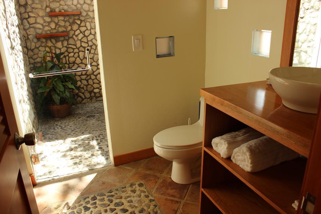 Coral Beach Village Resort Útila Habitación foto
